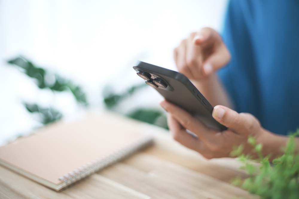 スマホで予約する女性